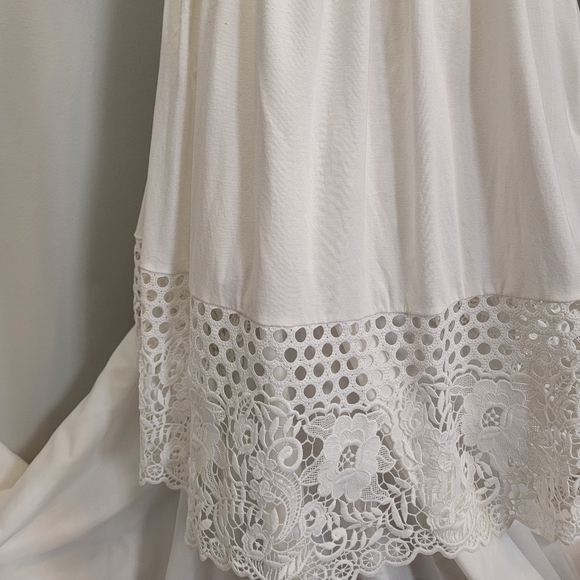 French Connection white dress. Lace detail. Adjustable straps & pockets! Sz 4. - Picture 3 of 6